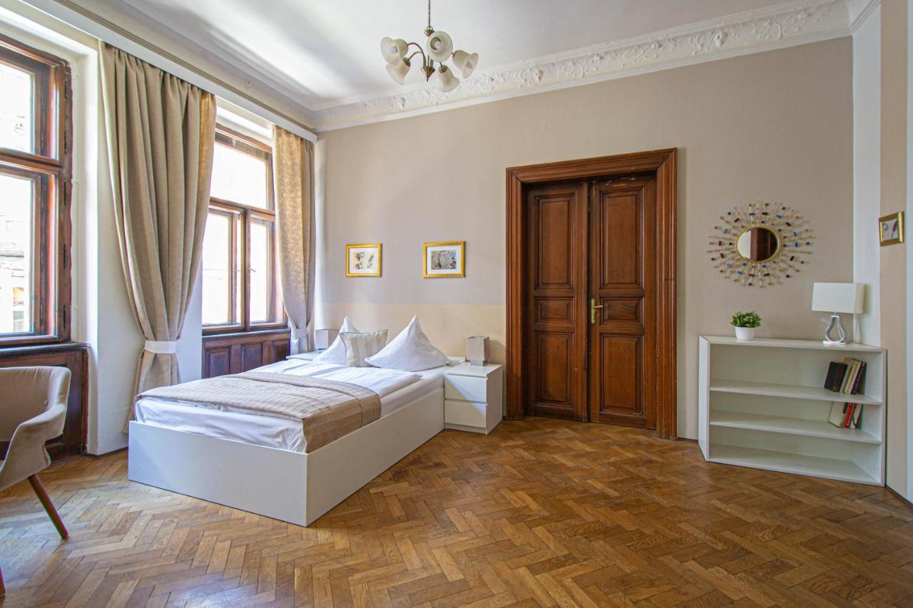 פראג For Celebrations Spacious 3Bdr Apartment With Balcony מראה חיצוני תמונה