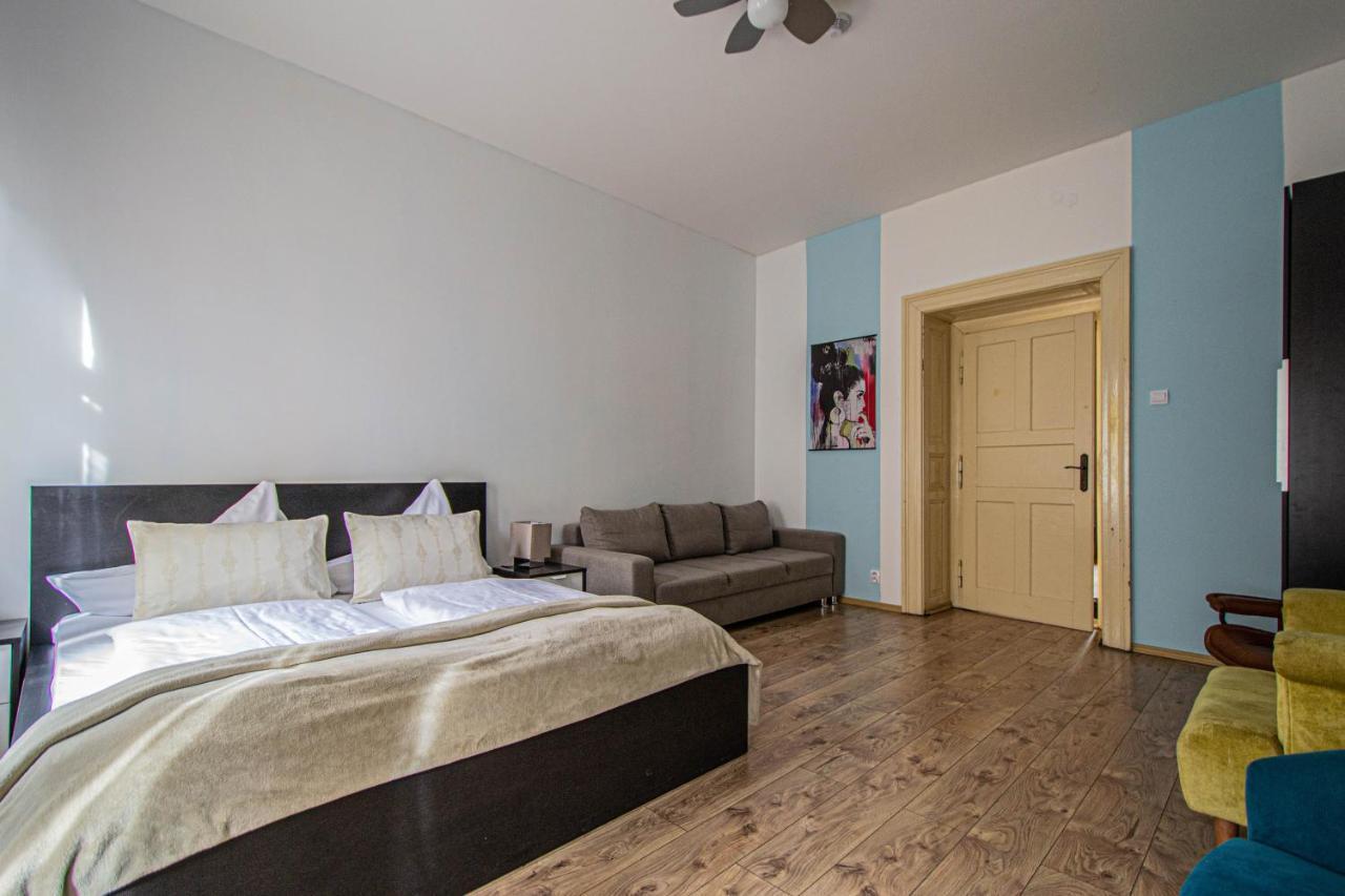 פראג For Celebrations Spacious 3Bdr Apartment With Balcony מראה חיצוני תמונה