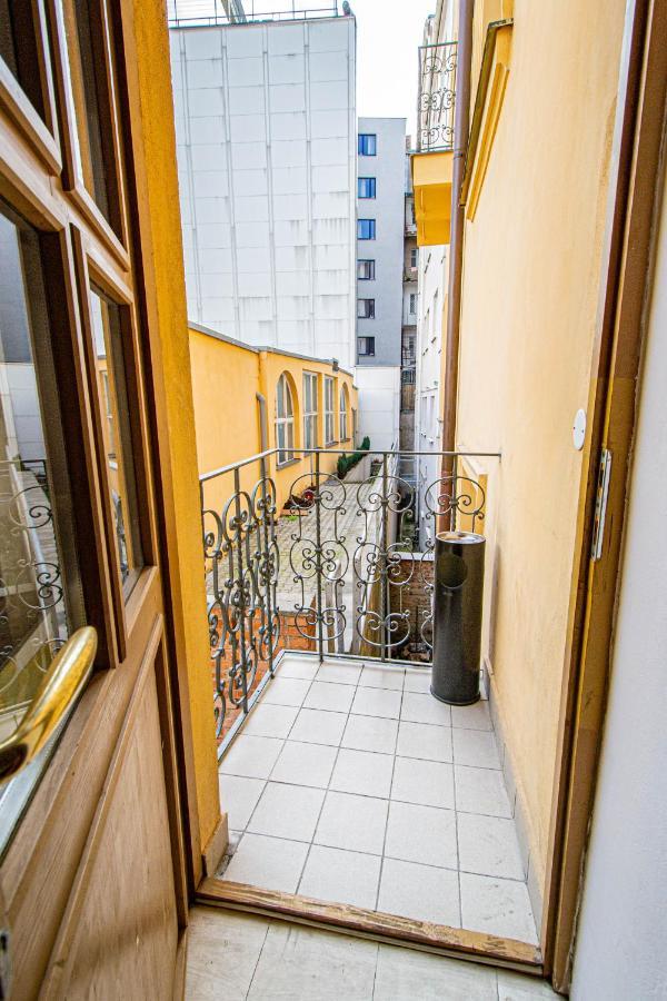 פראג For Celebrations Spacious 3Bdr Apartment With Balcony מראה חיצוני תמונה